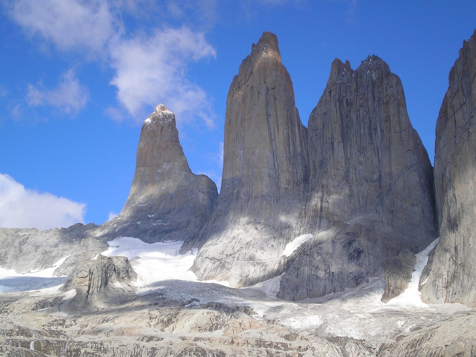 Costanera em Puerto Natales com Andes azul
